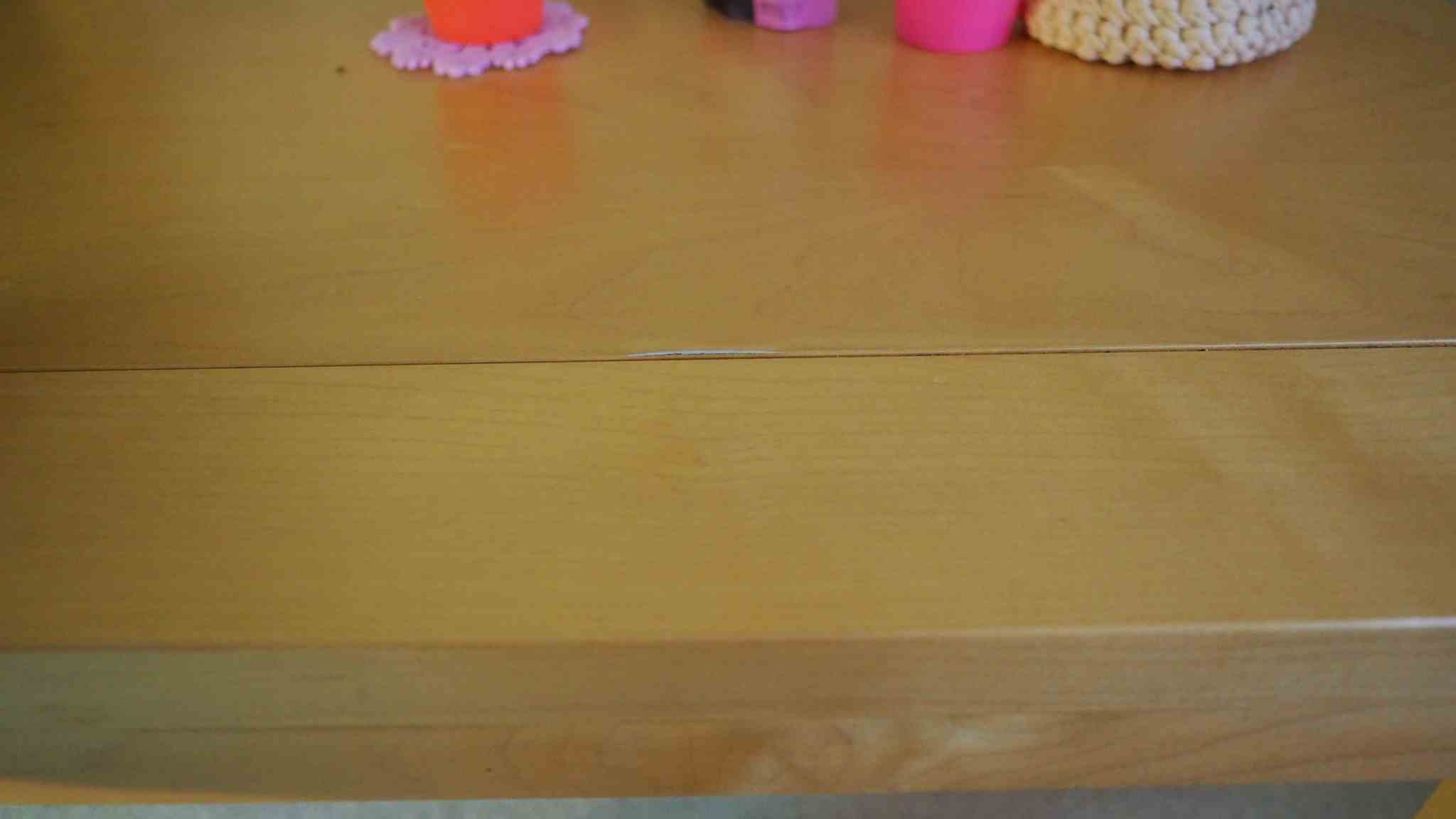 Poškození stolové desky vodou